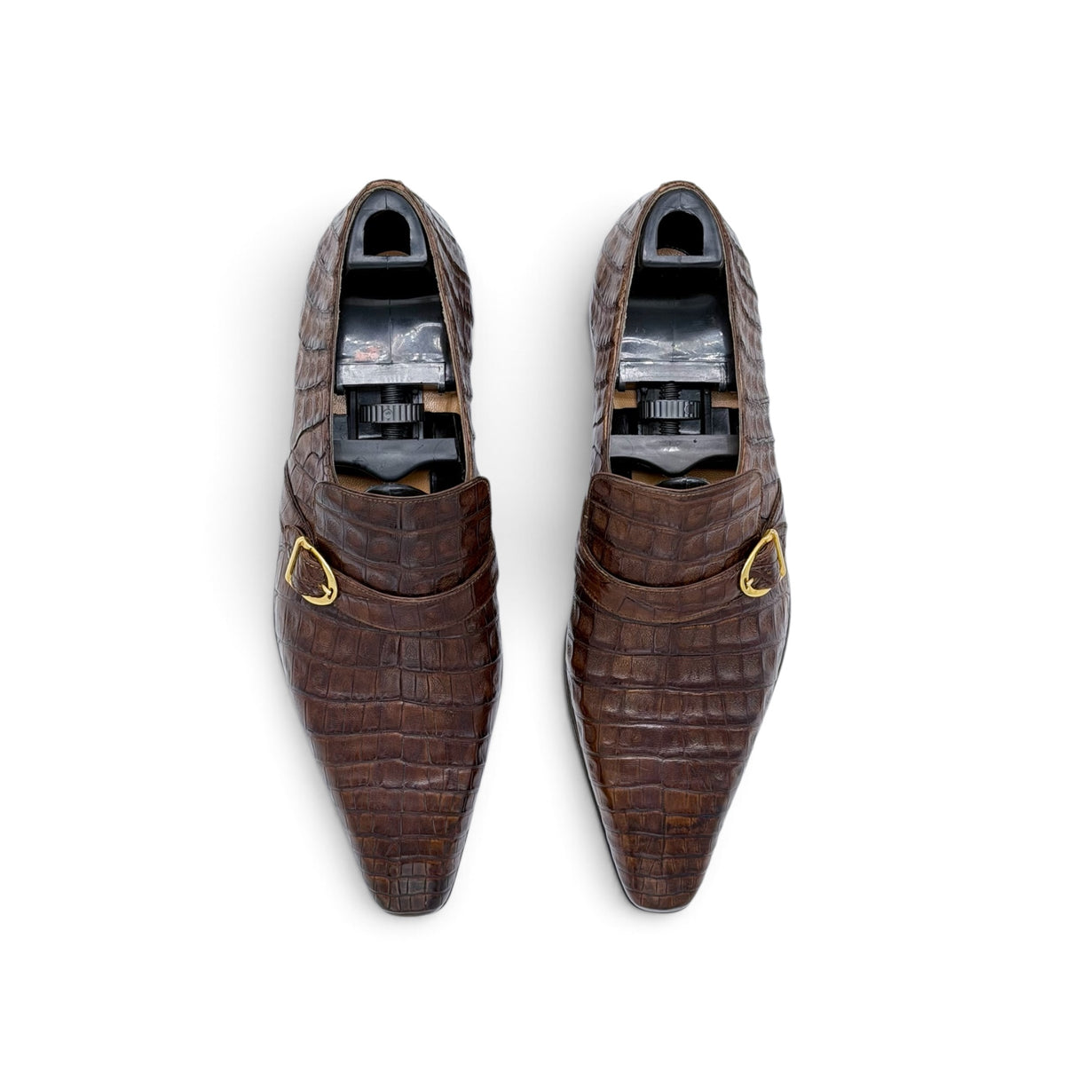 Soulier à boucle dorée Artioli en cuir de crocodile marron foncé