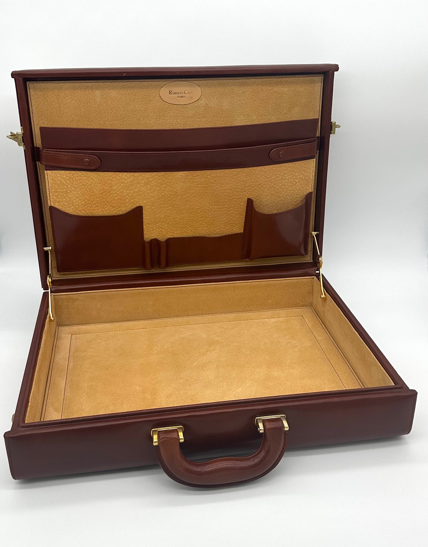 Attache case en cuir marron.