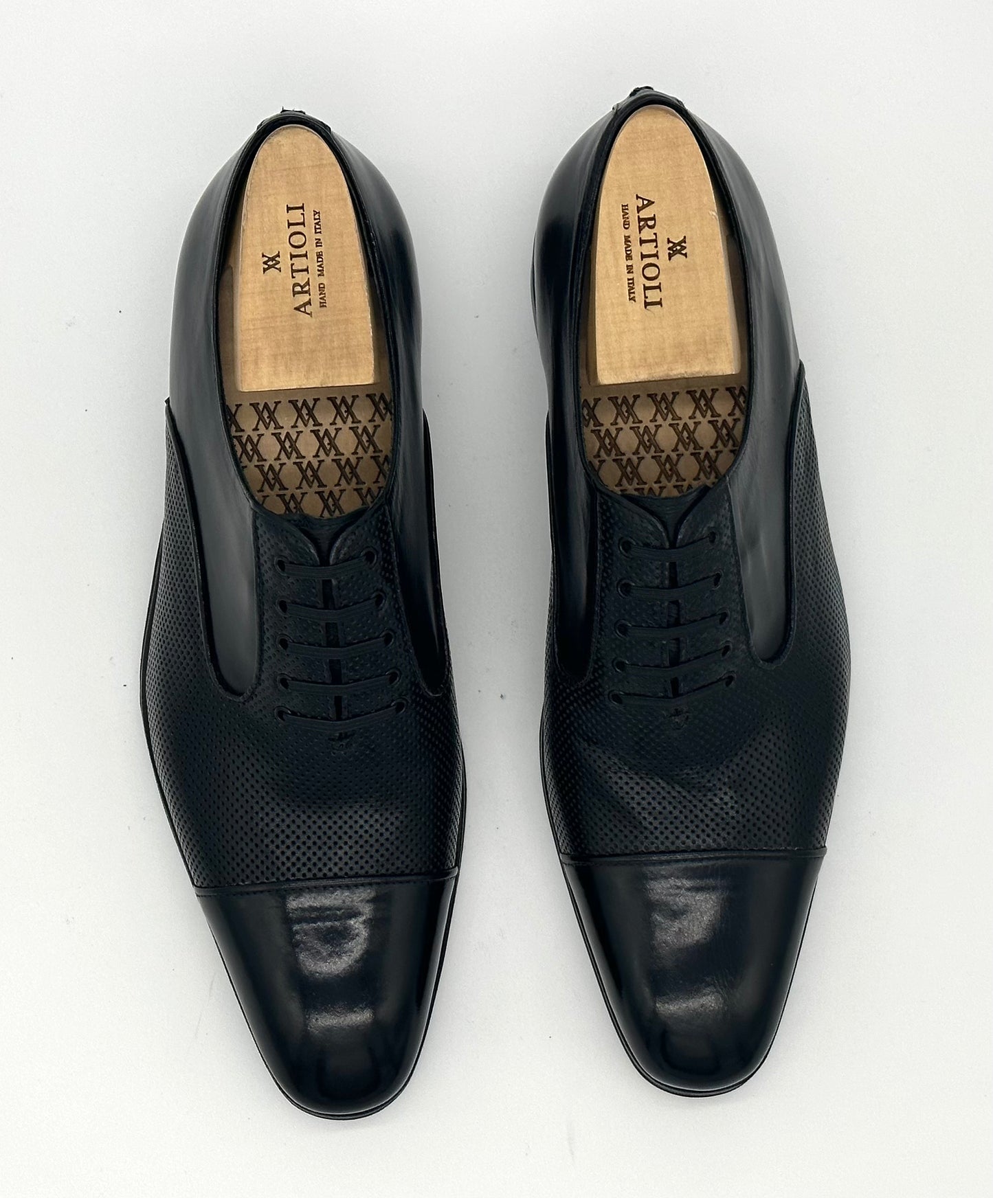 Richelieu Artioli en cuir noir avec perforation