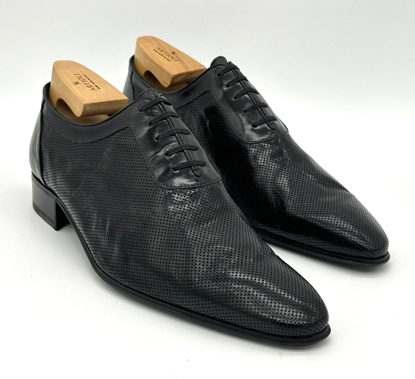 Richelieu Artioli en cuir noir perforé