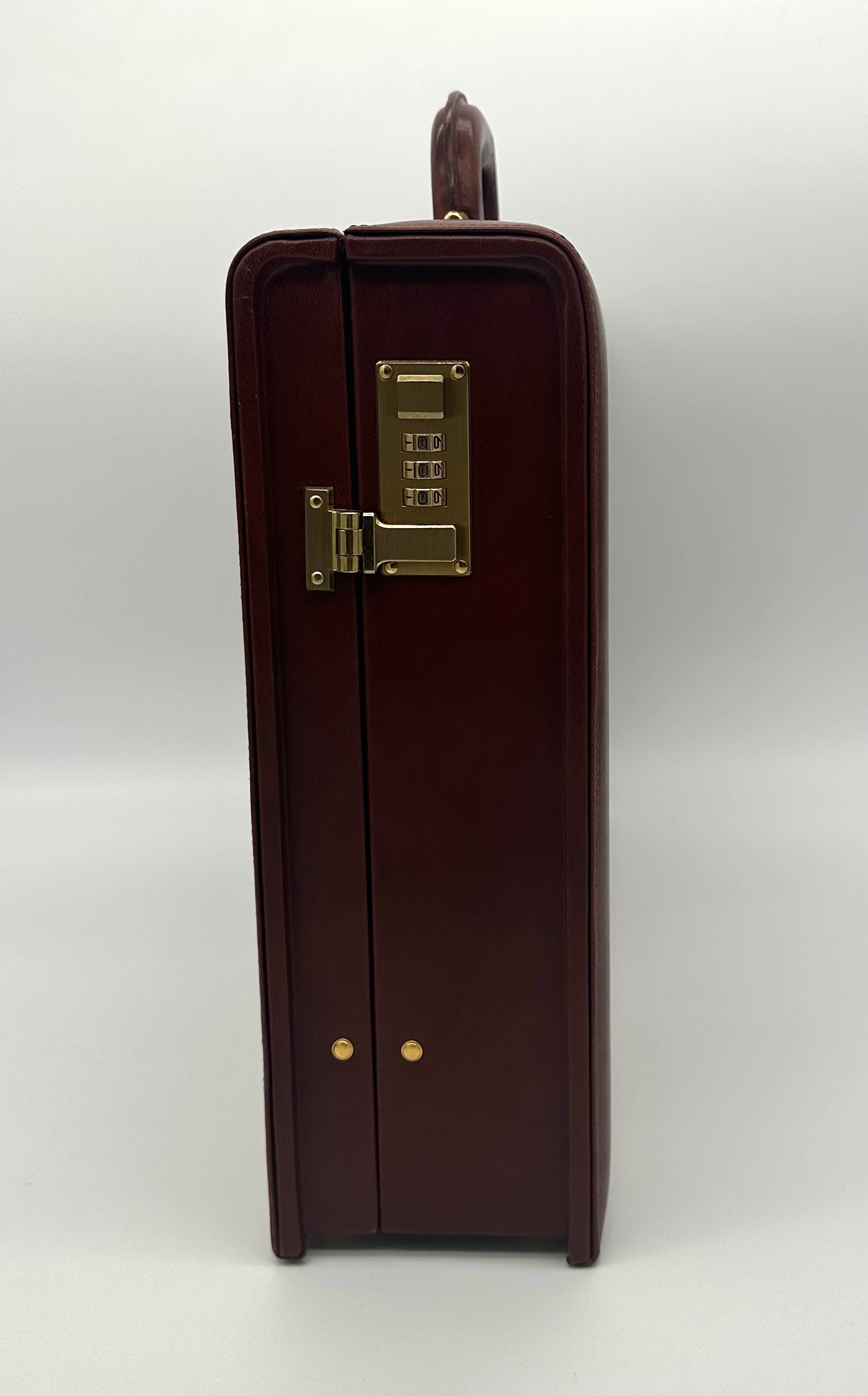 Attache case en cuir marron.