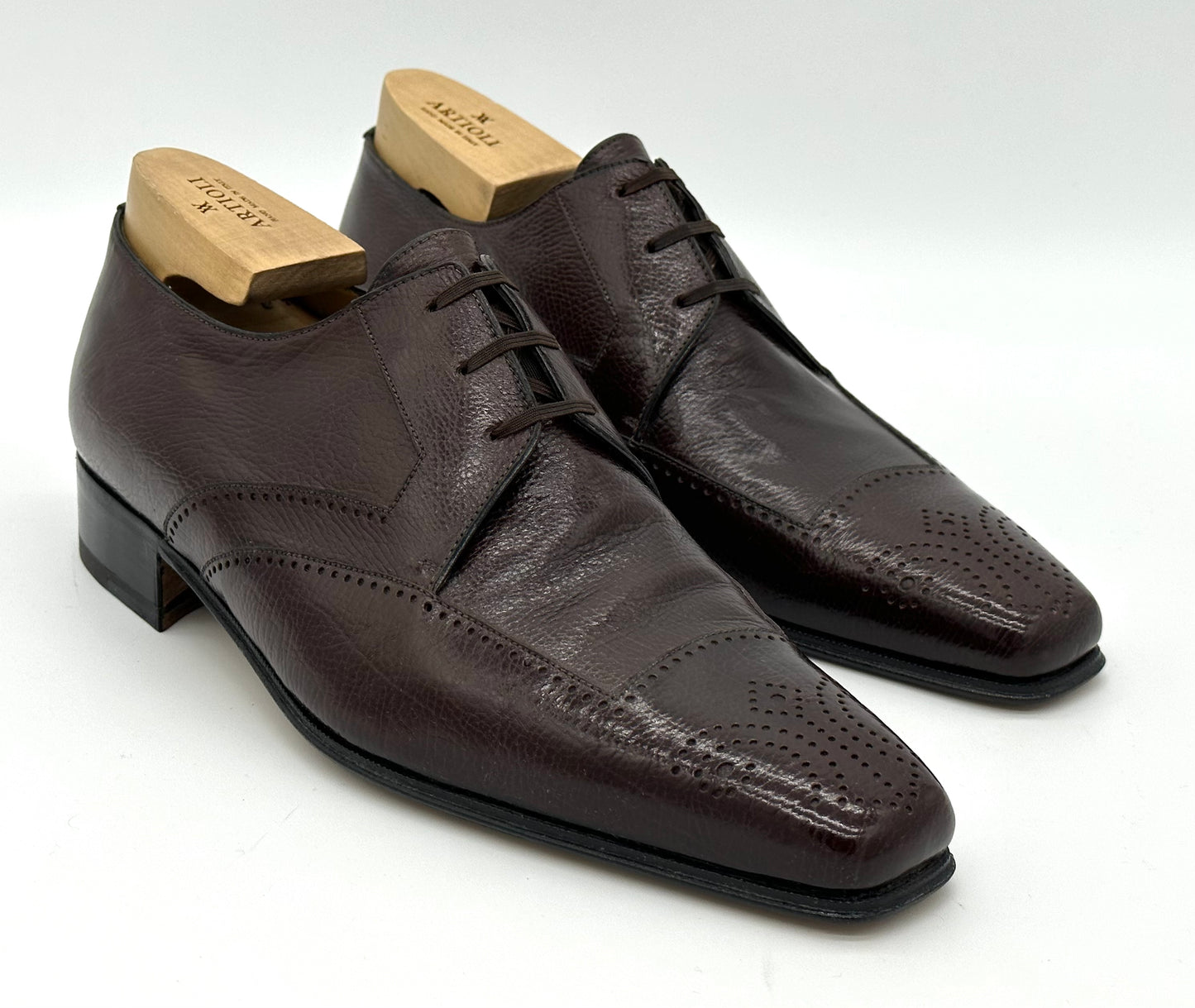 Derby Artioli en cuir grainé marron avec perforation