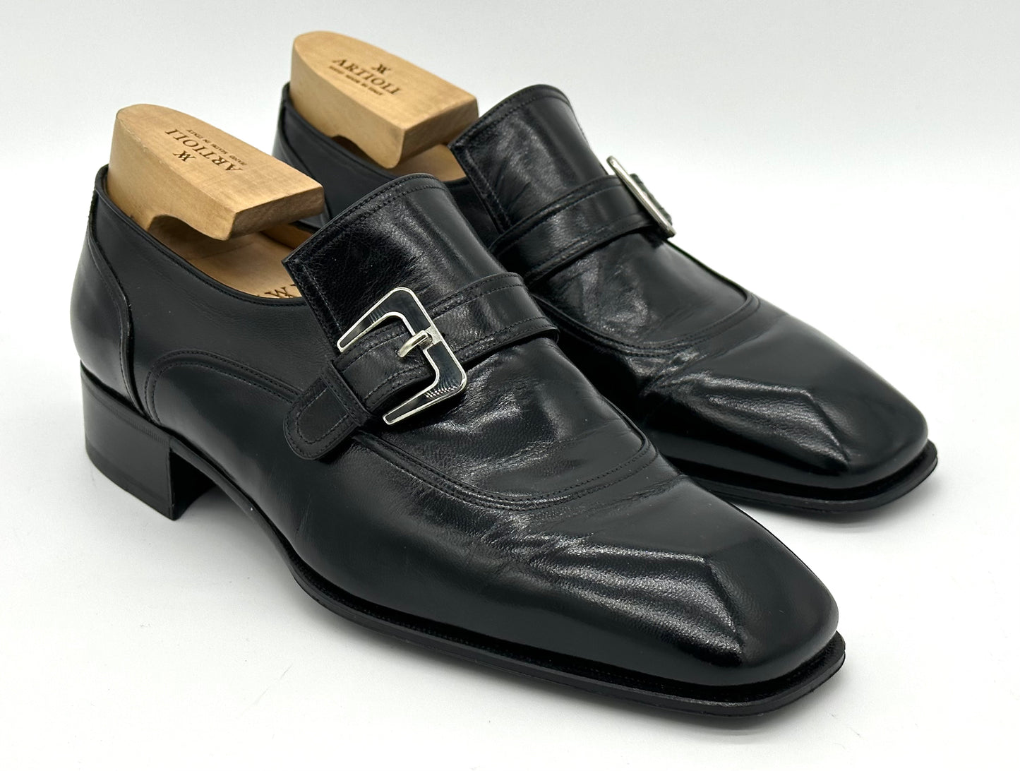 Soulier Artioli en cuir noir avec boucle argent