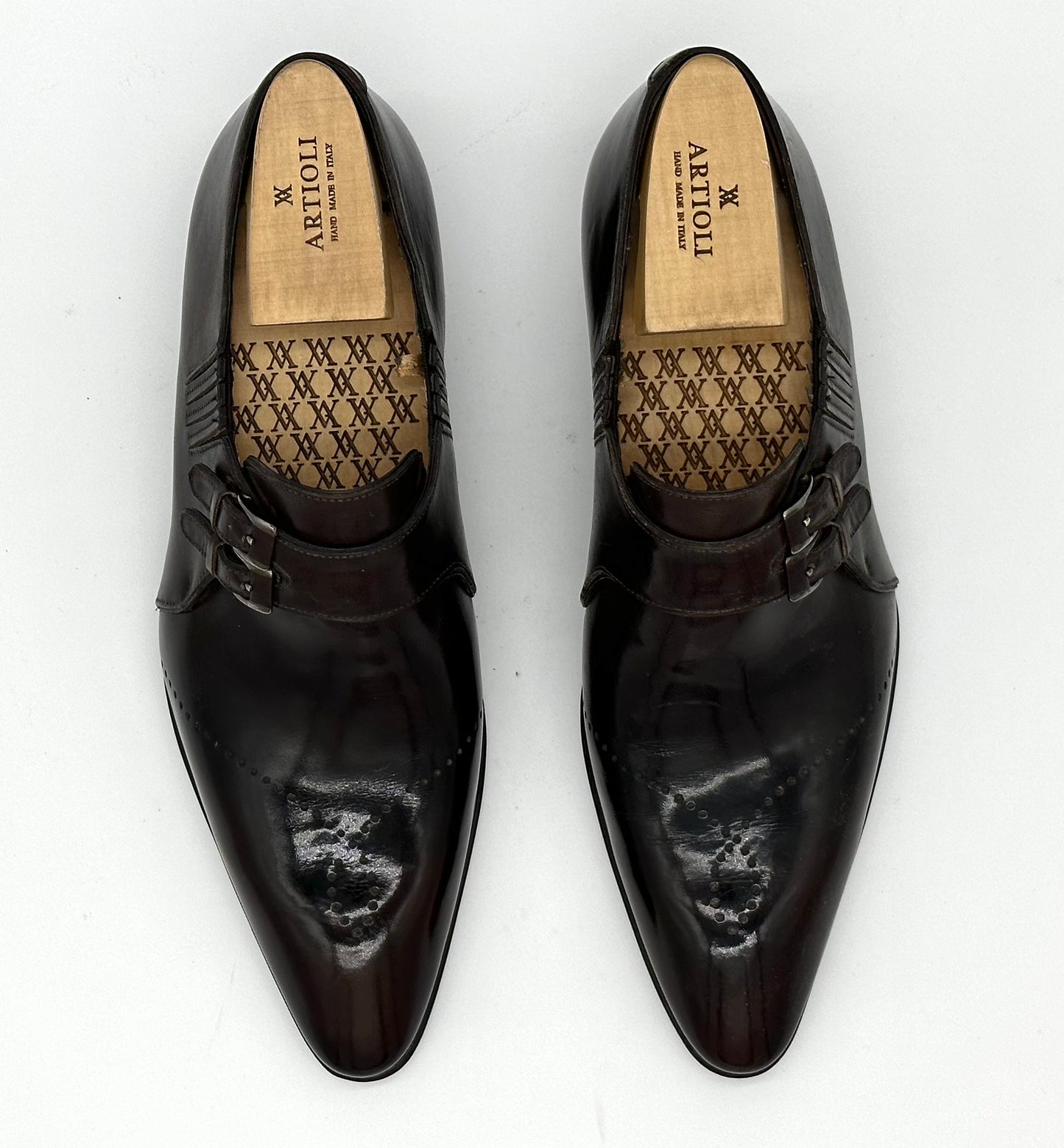 Soulier Artioli en cuir noir et marron avec perforation et double boucle argent