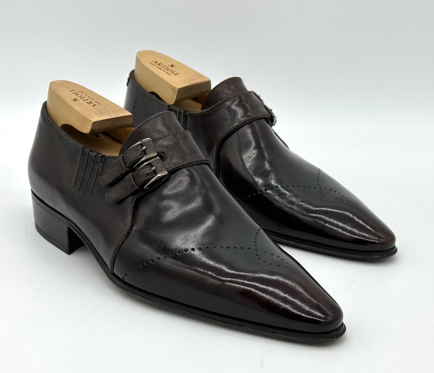 Soulier Artioli en cuir noir et marron avec perforation et double boucle argent