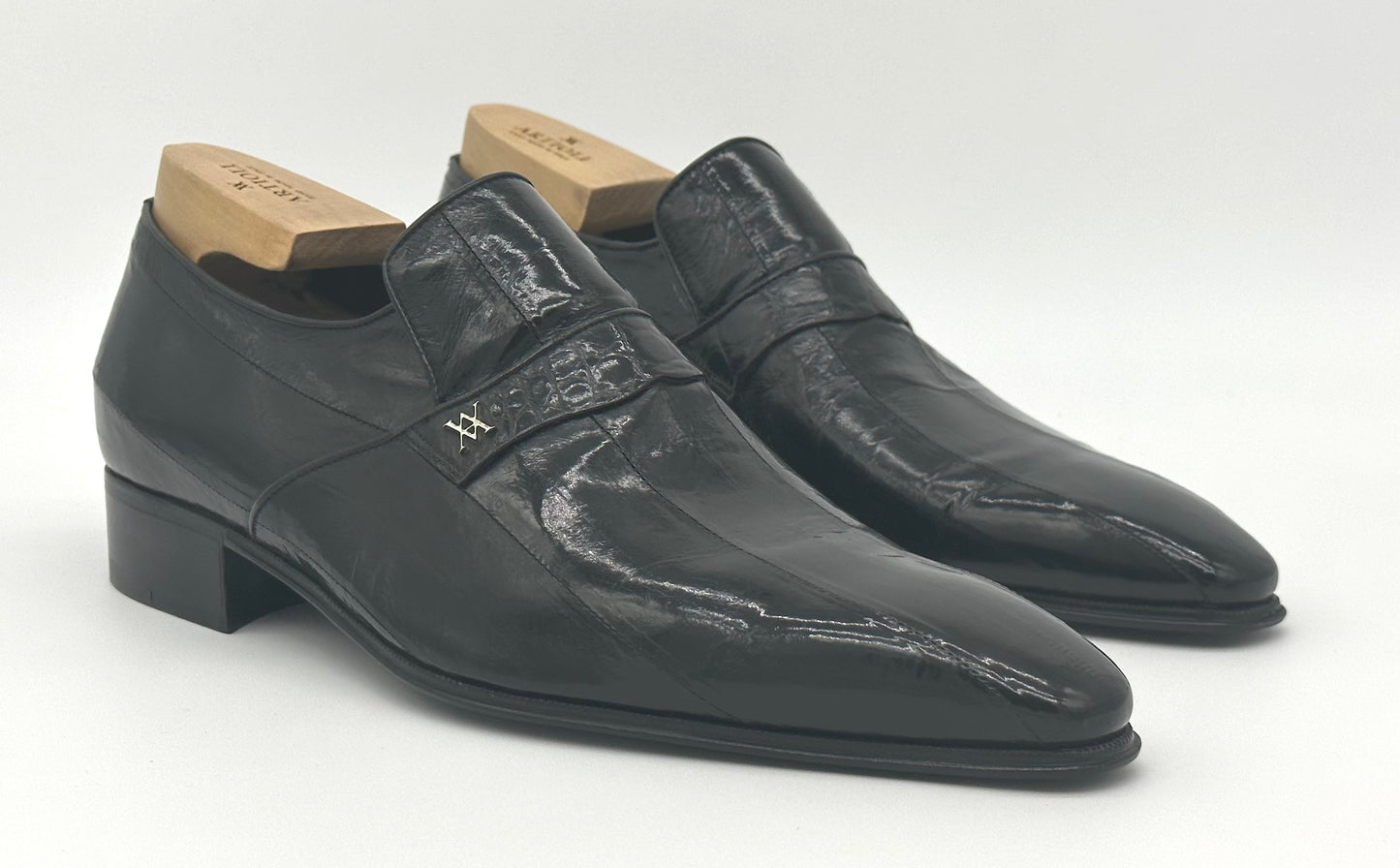 Mocassin Artioli noir en anguille avec bande en crocodile.