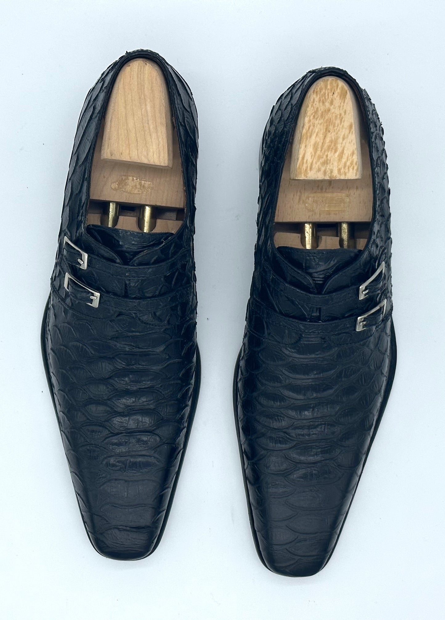 Soulier Roberto celk en cuir impression python noir et double boucle argent