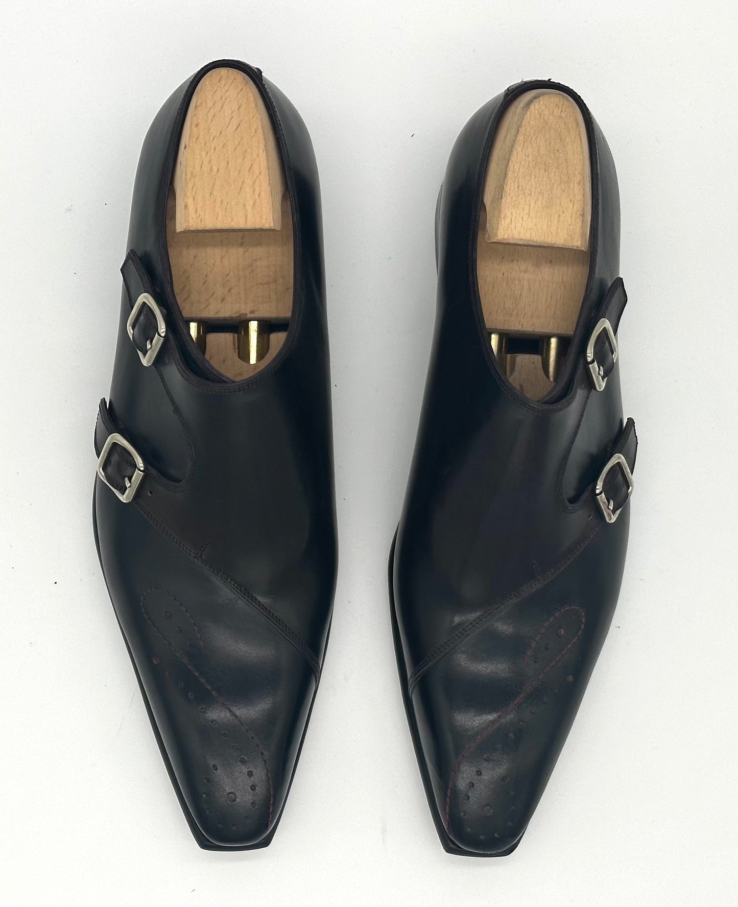 Soulier Roberto celk en cuir noir et bordeaux avec perforation et double boucle argent