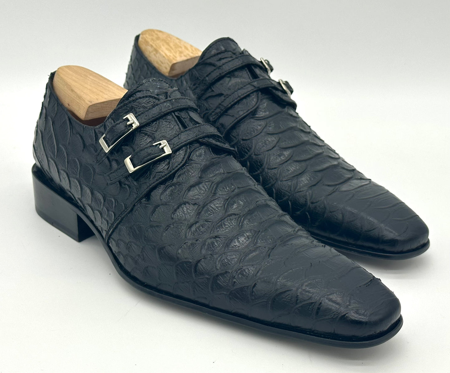 Soulier Roberto celk en cuir impression python noir et double boucle argent