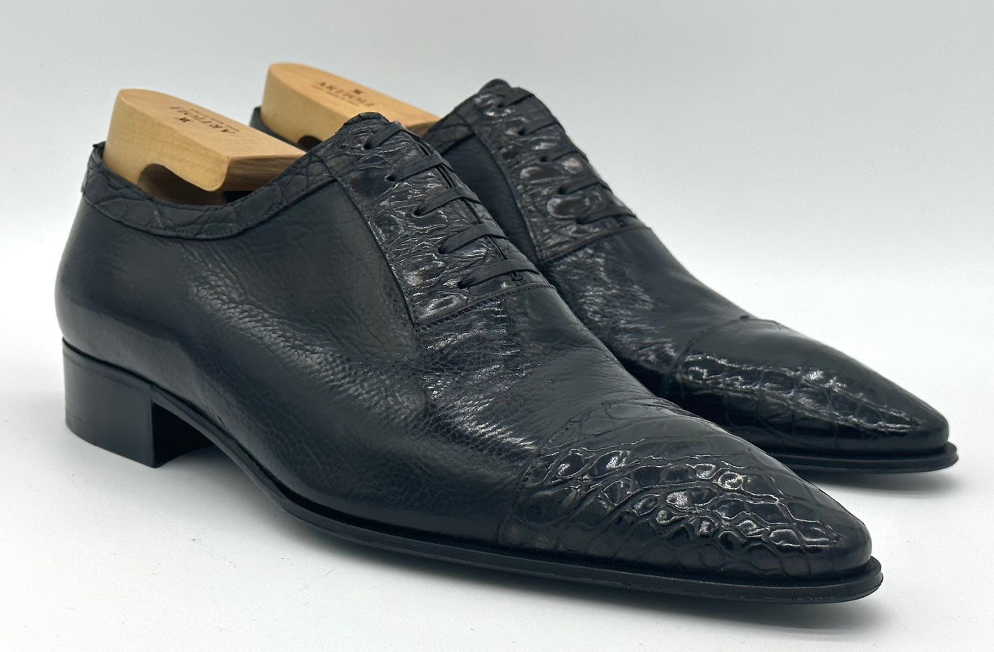 Richelieu Artioli en cuir et crocodile noir