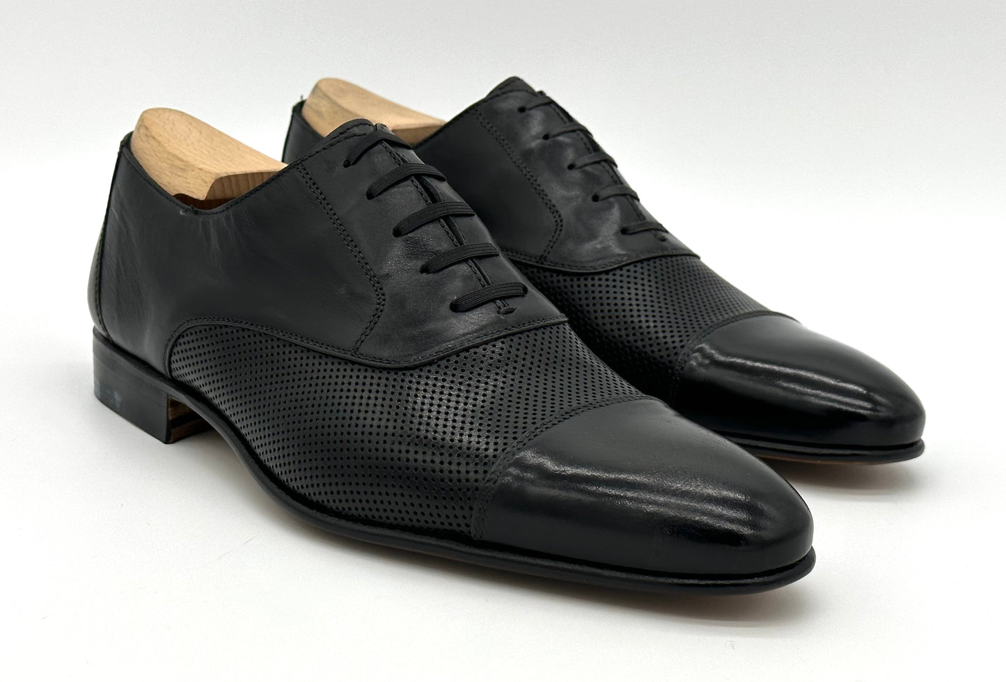 Richelieu Roberto Celk en cuir noir perforé