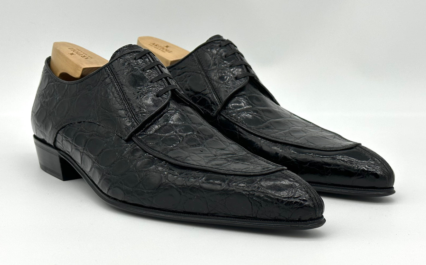 Derby Artioli en crocodile noir