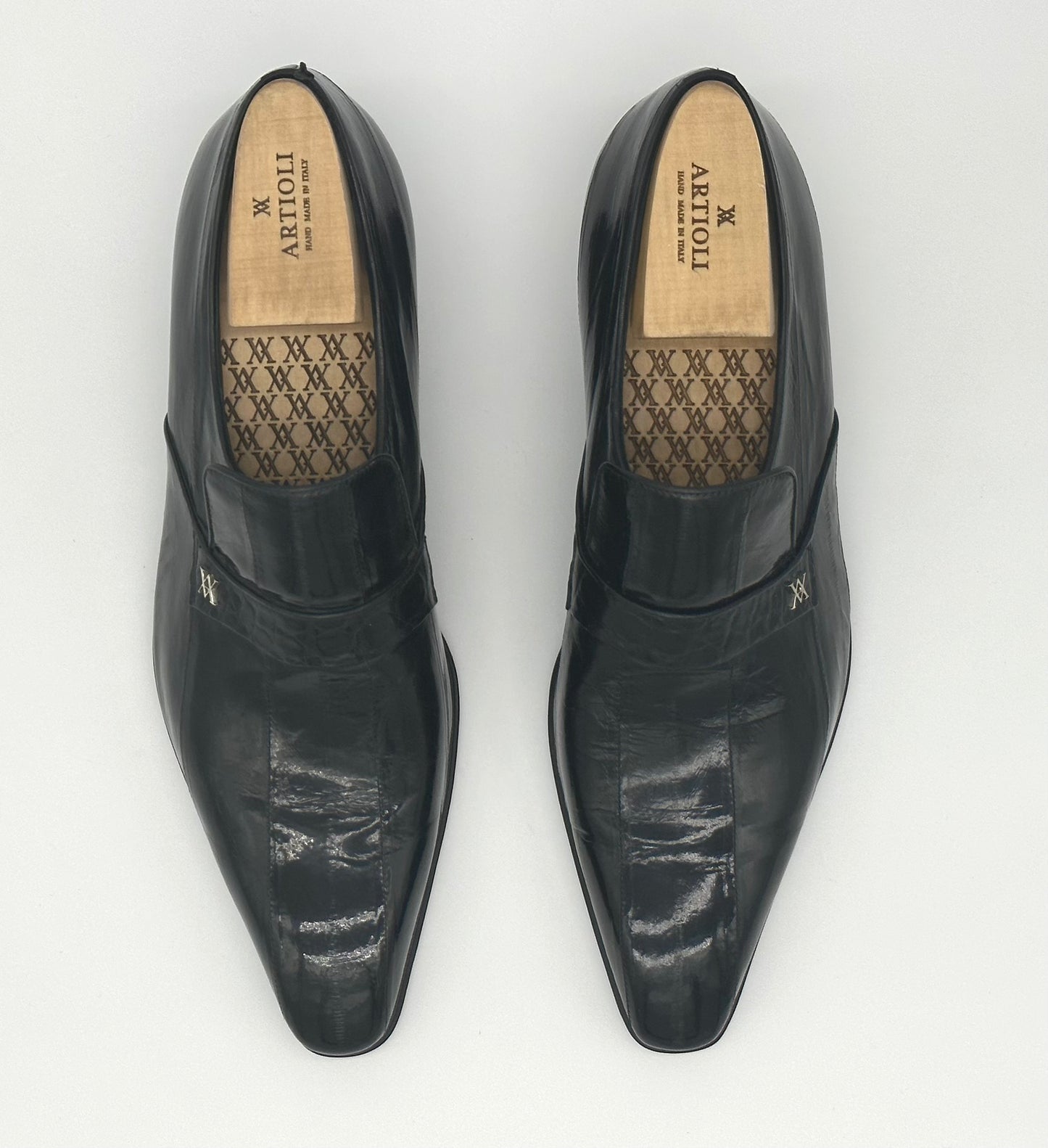 Mocassin Artioli noir en anguille avec bande en crocodile.