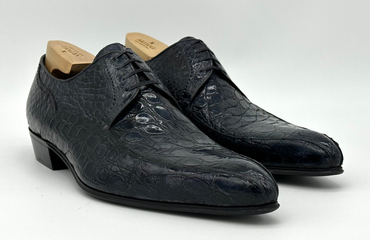 Derby Artioli en crocodile en noir