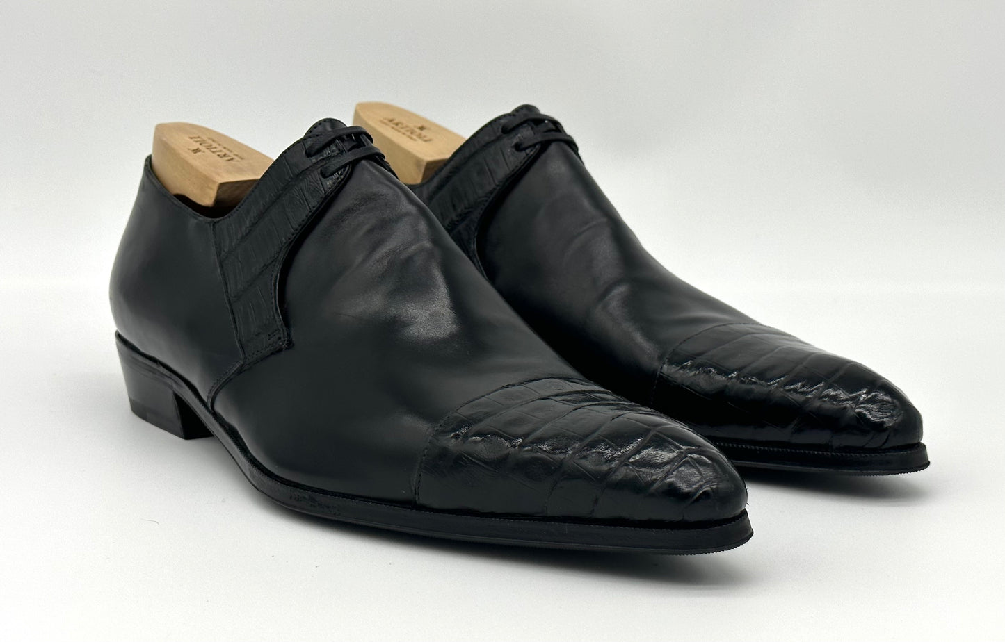 Derby Artioli en cuir et crocodile noir