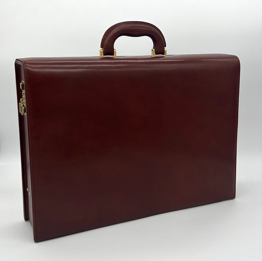 Attache case en cuir marron.